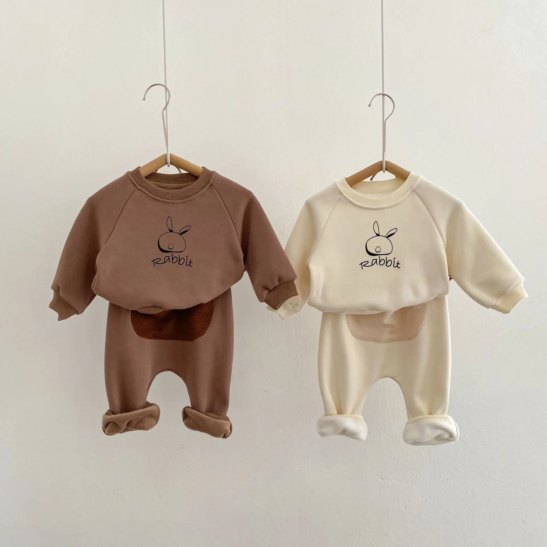 Ins/ зимняя одежда 2023 года, комплект с принтом кролика для маленьких мальчиков и девочек, плюшевый утолщенный топ, брюки, комплект из 2 предметов