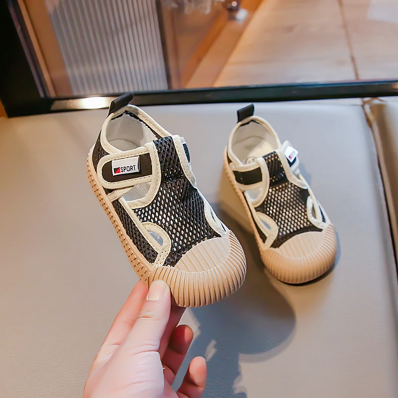 Детские сетчатые кроссовки 2023, летние новые однотонные кроссовки в британском стиле для мальчиков и девочек, обувь для первых ходунков, классная детская спортивная обувь
