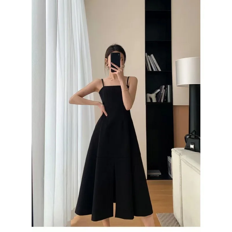 Женское платье на бретелях с разрезным дизайном, лето 2023, Новое маленькое черное платье средней длины в стиле Хепберн с завернутой талией.