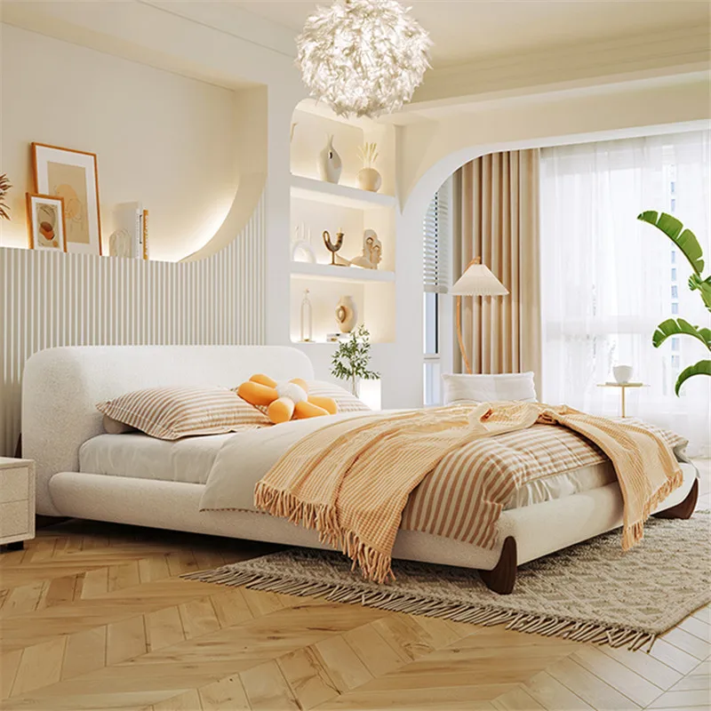 Кровать из овечьего плюша, тканевая кровать в итальянском минималистичном кремовом стиле, главная спальня с двуспальной кроватью, современная минималистичная светлая роскошная кровать на полу
