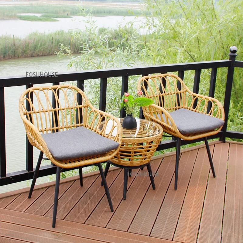 современная уличная мебель, ротанговый стул, комбинация из трех предметов для небольшого чайного столика, ротанговый пляжный стул во дворе виллы на открытом воздухе